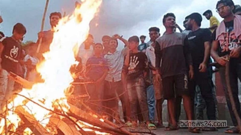 কুমিল্লা বিশ্ববিদ্যালয়ের শিক্ষার্থীরা বৃহস্পতিবার বিকালে ঢাকা-চট্টগ্রাম মহাসড়ক অবরোধ করতে গেলে পুলিশের সঙ্গে তাদের ধাওয়া পাল্টা ধাওয়া হয়। পরে ছয় ঘণ্টা সড়ক অবরোধ করে রাখে তারা।