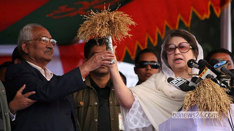২০০৮ সালের ২২ ডিসেম্বর। দুই বছর জরুরি অবস্থার পর নবম সংসদ নির্বাচন আসন্ন। সিলেটে আলীয়া মাদ্রাসা মাঠে এক নির্বাচনি জনসভায় বিএনপি চেয়ারপারসন খালেদা জিয়া সিলেট-১ আসনে দলীয় প্রার্থী এম সাইফুর রহমানের হাতে ধানের শীষ তুলে দেন।