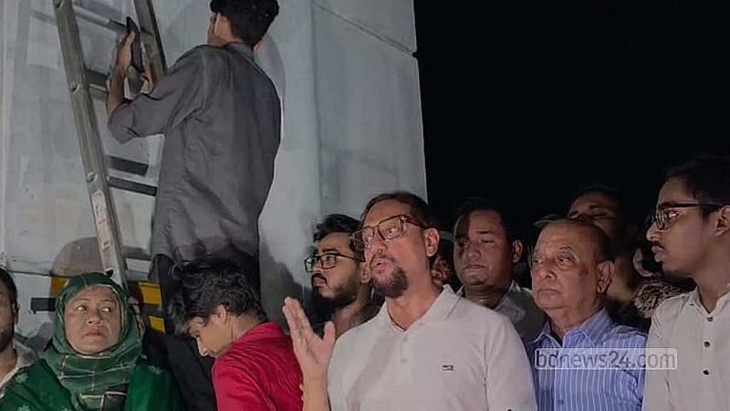 চট্টগ্রাম নগরীর টাইগার পাস এলাকায় এলিভেটেড এক্সপ্রেসওয়ের পিলারে সোমবার রাতে সিটি করপোরেশনের উদ্যোগে জুলাই আন্দোলনের ‘গ্রাফিতি’ আঁকা কর্মসূচি উদ্বোধন করেন মেয়র শাহাদাত হোসেন। 