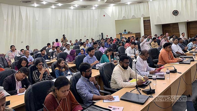 ঢাকার সিরডাপ মিলনায়তনে বুধবার ‘গণতান্ত্রিক বাজেট আন্দোলন’ এর আলোচনা অনুষ্ঠানে অংশীজনরা।