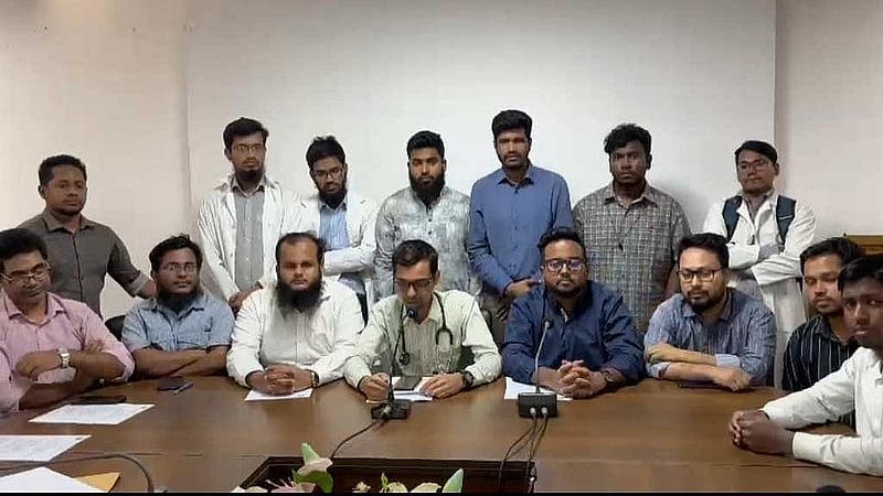 পাঁচ দাবি আদায়ে মঙ্গলবার সংবাদ সম্মেলনে কর্মবিরতির ঘোষণা দেন ঢাকা মেডিকেল কলেজের ইন্টার্ন চিকিৎসক নাদিম হোসাইন।