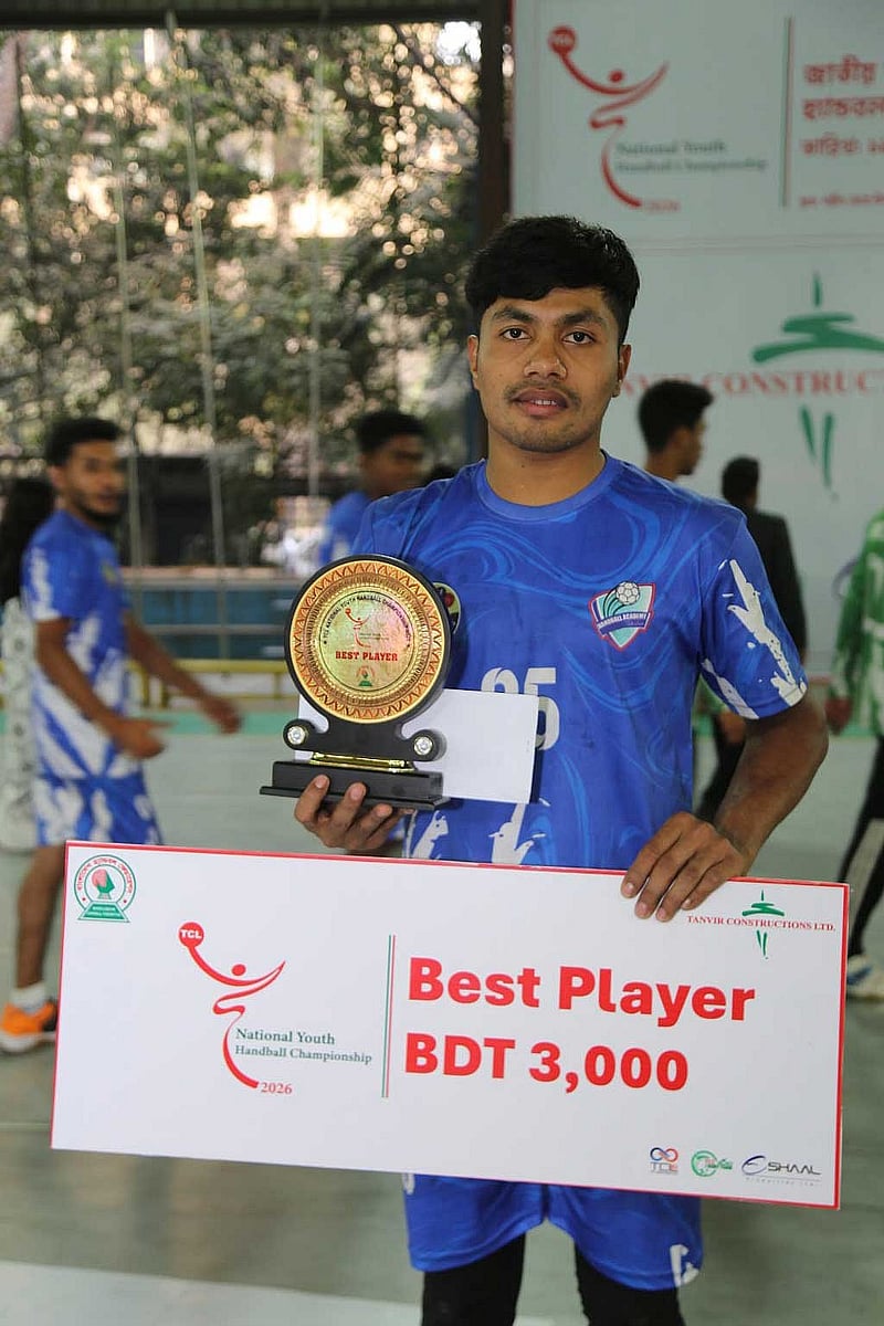 প্রতিযোগিতার সেরা খেলোয়াড় হয়েছেন চ্যাম্পিয়ন দলের রাতুল। ছবি: হ্যান্ডবল ফেডারেশন