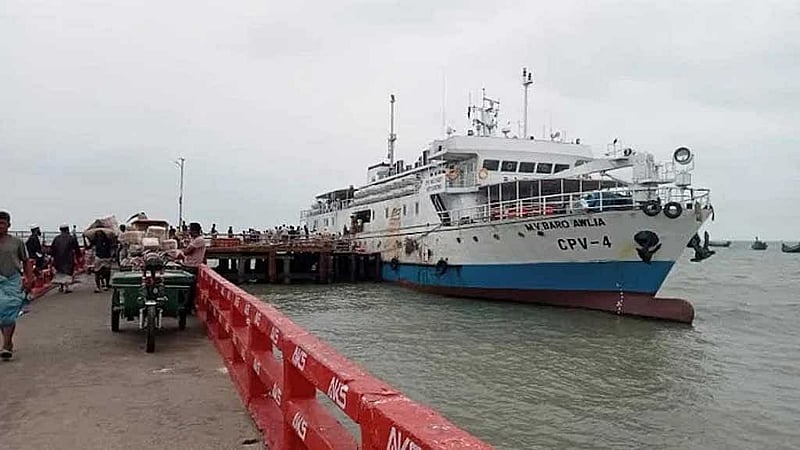 সেন্টমার্টিনে পৌঁছে যাওয়া জাহাজ থেকে খাদ্য পণ্য খালাস করা হচ্ছে। শনিবার তোলা।