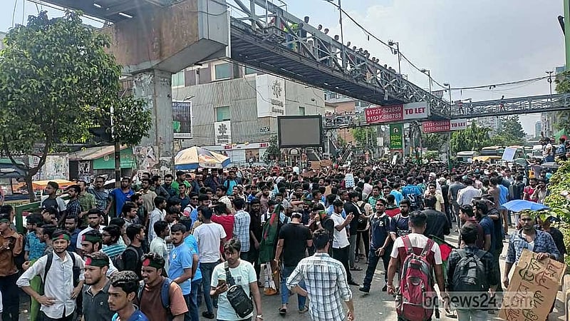 সায়েন্স ল্যাবরেটরি মোড়ে ঢাকা কলেজের শিক্ষার্থীদের অবস্থান। ছবি: রাসেল সরকার