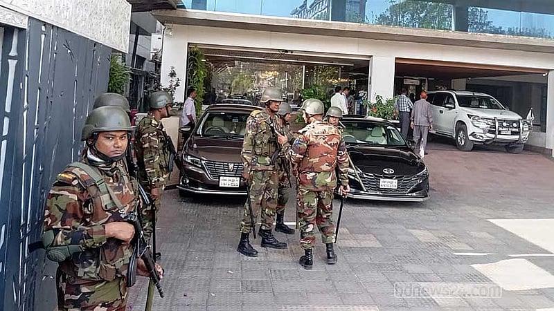 আগারগাঁওয়ে বুধবার বিএসইসি ভবনে সেনাসদস্যদের অবস্থান।