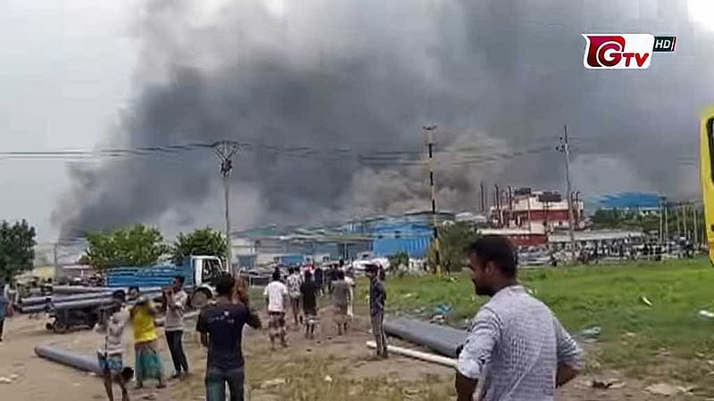 ছাত্র-জনতার আন্দোলনে সরকার পতনের দিন রূপগঞ্জে গাজী গ্রুপের টায়ার কারখানায় ভাঙচুর ও আগুন দেওয়ার মধ্যে লুট করে জিনিসপত্র নিয়ে যেতে দেখা যায় অনেককে। ছব: গাজী টিভি থেকে নেওয়া। 