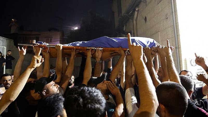 ইসরায়েলি বিমান হামলায় নিহতদের মৃতদেহ নিয়ে বিক্ষোভ: ছবি: রয়টার্স