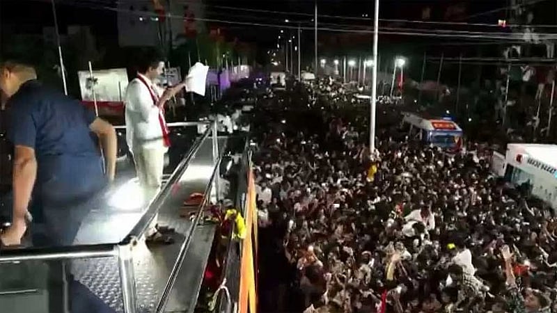 কর্মীদের সতর্ক সঙ্কেতের মুখে বিজয় মাঝপথে তার বক্তৃতা থামিয়ে পরিস্থিতি শান্ত করার চেষ্টা করেন। ছবি: এনডিটিভি