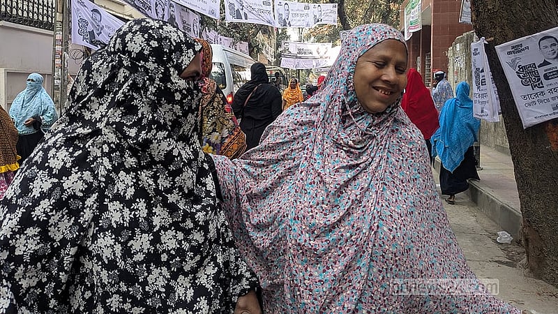 ১৭ বছর পর ভোট দিতে পেরে আবেগাপ্লুত কড়াইলের বাসিন্দা আকলিমা।