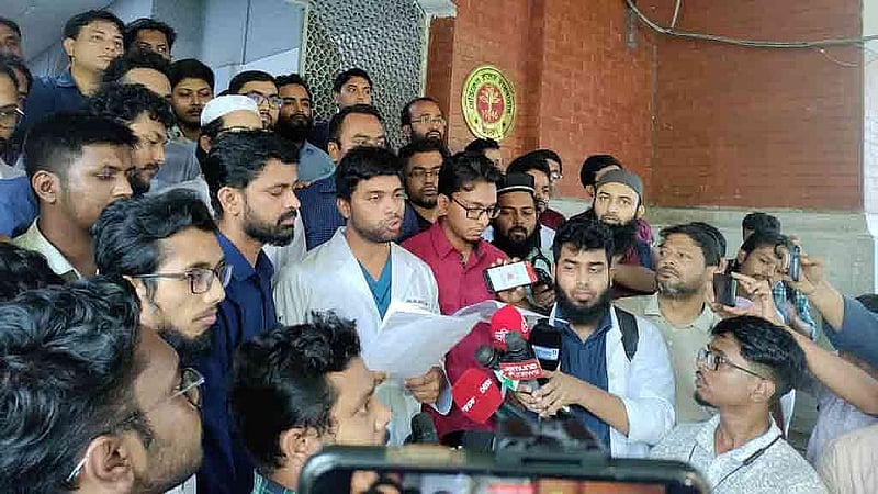 সব সরকারি হাসপাতালের বহির্বিভাগ তিন ঘণ্টা খোলা রেখে আন্দোলন কর্মসূচি চালানোর ঘোষণা দিয়েছেন চিকিৎসকেরা।