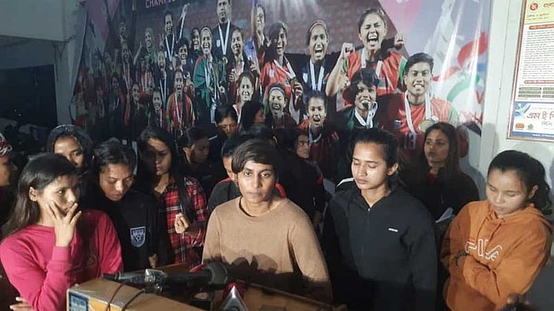 কয়েক দিন ধরে চলা উত্তপ্ত পরিস্থিতি বিস্ফোরিত হলো ৩০ জানুয়ারি মেয়েদের সংবাদ সম্মেলনে। বাফুফে মিলনায়তনে আনুষ্ঠানিকভাবে পিটার জেমস বাটলারের বিরুদ্ধে অভিযোগের ডালি মেলে ধরলেন সাবিনা-মনিকা-মারিয়ারা।
