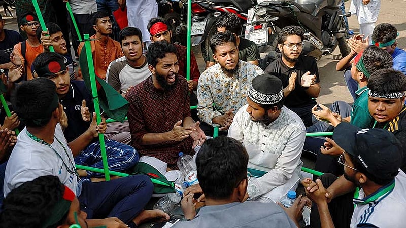 বুধবার রাত থেকেই একদল মানুষ ধানমন্ডি ৩২ নম্বরের আশেপাশে অবস্থান নেয়। তারা সকাল থেকে ছিল মারমুখি।