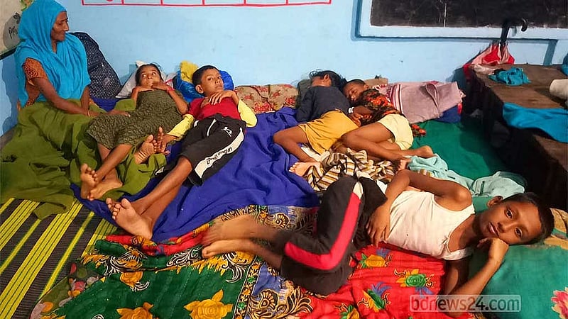 মৌলভীবাজারের বড়লেখা উপজেলার দাসের বাজার সরকারি প্রাথমিক বিদ্যালয় কেন্দ্রে আশ্রয় নেওয়া একটি পরিবার।