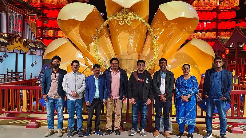 সহকর্মীদের সঙ্গে লেখক (বাঁ থেকে চতুর্থ)।