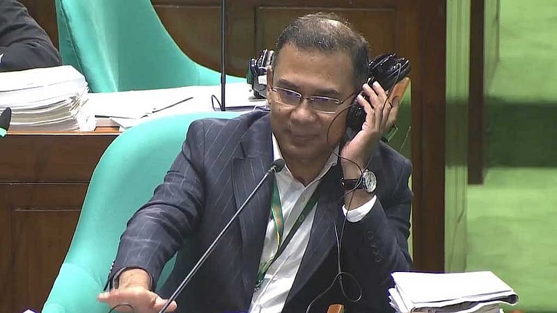 প্রধানমন্ত্রী তারেক রহমানসহ সরকারদলীয় এমপিরা টেবিল চাপড়ে রাষ্ট্রপতির বক্তব্যকে স্বাগত জানান। বিটিভির ভিডিও থেকে নেওয়া ছবি।