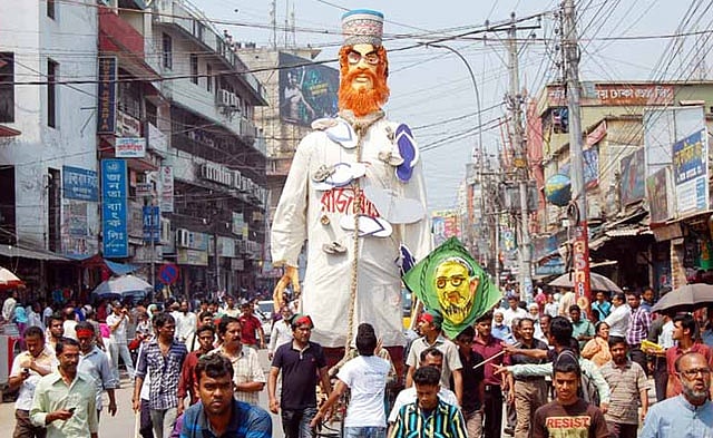 জামায়াতের নিবন্ধন বাতিলের আবেদনের পাশাপাশি দলটি নিষিদ্ধের আবেদনও আছে উচ্চ আদালতে। এই দাবিতে ২০১৩ সাল থেকেই নানা কর্মসূচি পালন করে আসছে বিভিন্ন রাজনৈতিক দল ও সংগঠন। 