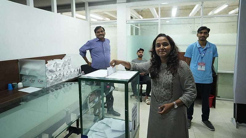 ভোট দিচ্ছেন জাতীয় দলের অধিনায়ক নিগার সুলতানা। ছবি: বিসিবি।