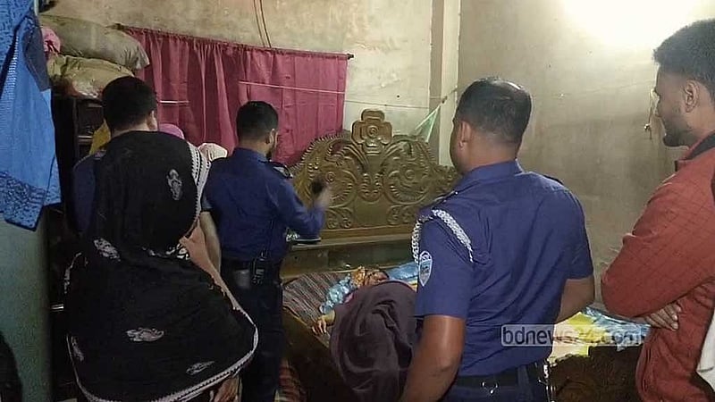 শয়ন কক্ষের খাটের ওপর পড়েছিল নিহত নারীর মরদেহ।