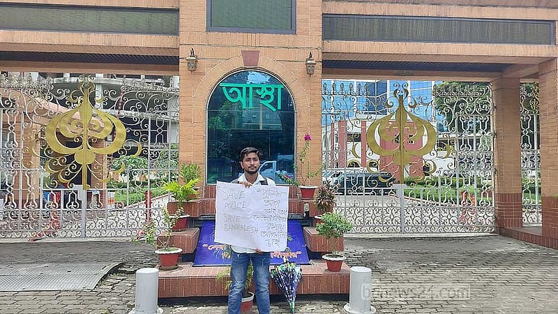 ডিএমপি সদর দপ্তরের সামনে তৌহিদুল ইসলাম রনি।