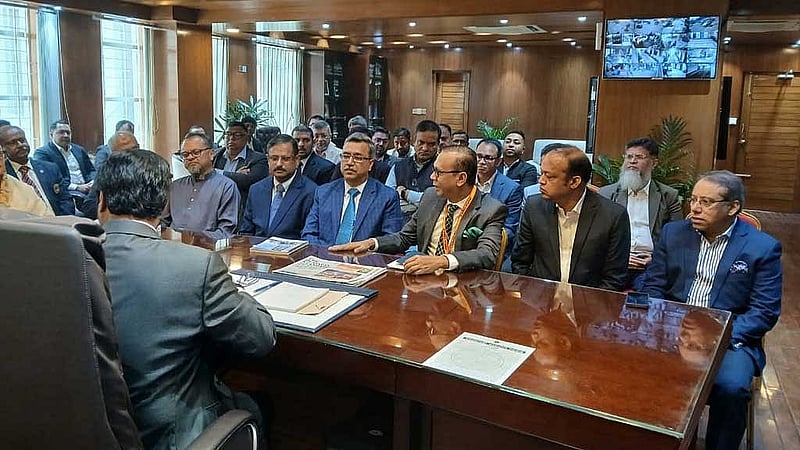 ঢাকা স্টক এক্সচেঞ্জের চেয়ারম্যান মমিনুল ইসলামসহ অংশীজনরা রোববার বাংলাদেশ সিকিউরিটিজ অ্যান্ড এক্সচেঞ্জ কমিশনের সঙ্গে বৈঠক করেন। 