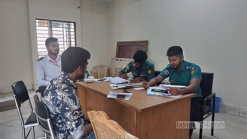 ঢাকার আদাবর থানায় টেবিল পেতে দৈনন্দিন কাজ চালিয়ে নিচ্ছেন কর্মকর্তারা। এখনও থানা গোছানোর কাজ চলছে।