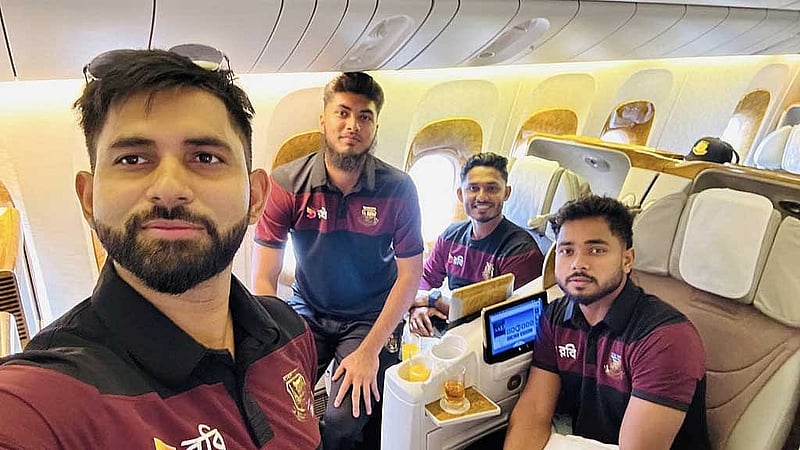 শামীম হোসেনের সেলফিতে রিশাদ হোসেন, তানজিদ হাসান ও পারভেজ হোসেন ইমন। ছবি: তানজিদের ফেইসবুক পাতা।