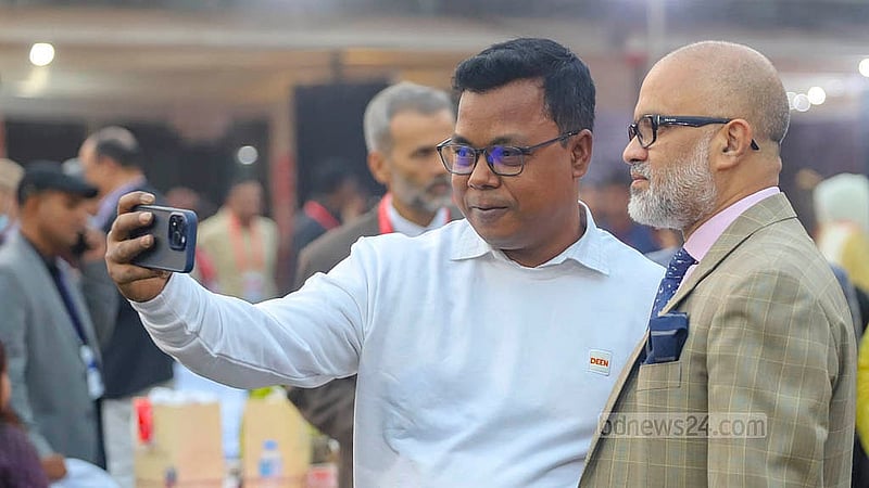ঢাকা বিশ্ববিদ্যালয়ের ইংরেজি বিভাগের সাবেক শিক্ষার্থীদের পুনর্মিলনীতে সংগঠনের সাবেক সাধারণ সম্পাদক বিডিনিউজ টোয়েন্টিফোর ডটকমের প্রধান সম্পাদক তৌফিক ইমরোজ খালিদীর সঙ্গে সেলফি তুলছেন এক প্রাক্তনী।