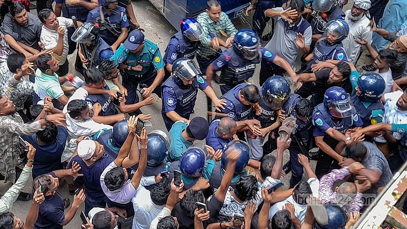 গত ২৪ অগাস্ট সিলেটে আদালতে নেওয়ার পর অবসরপ্রাপ্ত বিচারপতি শামসুদ্দিন চৌধুরী মানিককে বেদম পেটানো হয়েছে। এতে তার একটি অণ্ডকোষ ফেটে যায় বলে চিকিৎসকরা জানিয়েছেন।