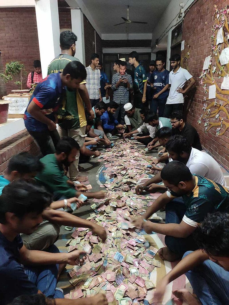 ক্লাস বন্ধ, জাহাঙ্গীরনগর বিশ্ববিদ্যালয়ের শিক্ষার্থীরা ব্যস্ত বন্যার্তদের জন্য সাহায্য সংগ্রহে
