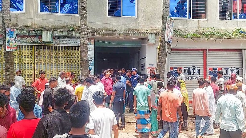 কুমিল্লার মুরাদনগর উপজেলায় বাংগরা বাজার থানার কড়ইবাড়ী গ্রামে তিন জনকে পিটিয়ে হত্যার পর বাড়ির সামনে স্থানীয়দের ভিড়। ফাইল ছবি