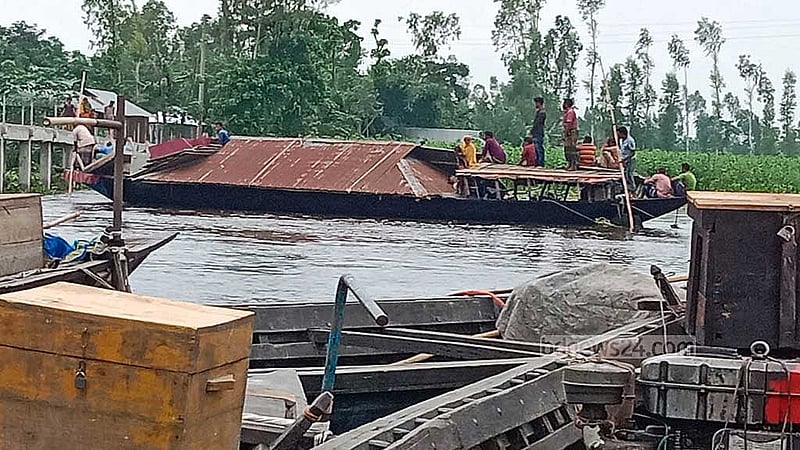 গাইবান্ধার সুন্দরগঞ্জ উপজেলার হরিপুর ইউনিয়নের লখিয়ারপাড়া গ্রামের বাসিন্দারা তাদের বাড়িঘর ভেঙে অন্য জায়গায় নিয়ে যাচ্ছেন।