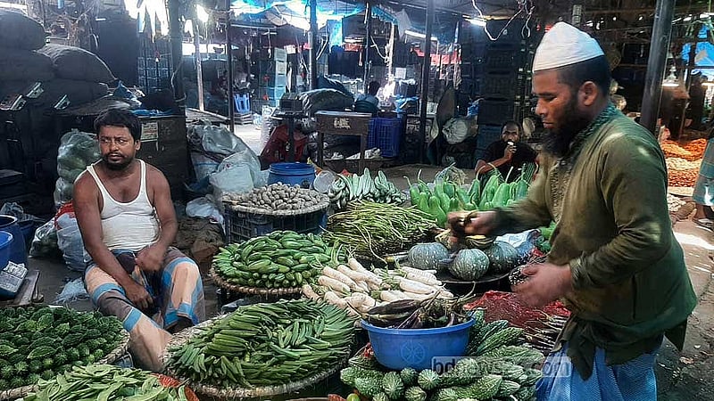 ঢাকার কারওয়ান বাজারে গত সপ্তাহের চেয়ে শুক্রবার কিছু সবজি কমে, কিছু সবজি বেশি দামে বিক্রি হয়েছে। 