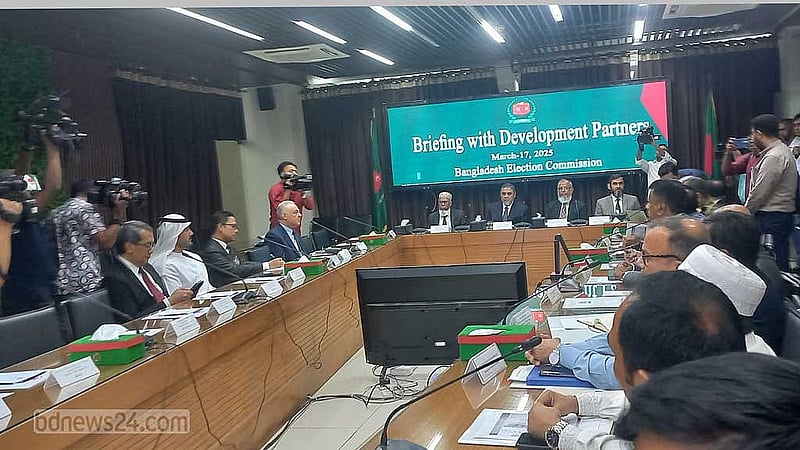 আগারগাঁওয়ে নির্বাচন ভবনে ওআইসি মিশন প্রধানদের নিয়ে বৈঠকে সিইসি সিইসি এ এম এম নাসির উদ্দিনসহ তিন নির্বাচন কমিশনার ও ইসি সচিব।