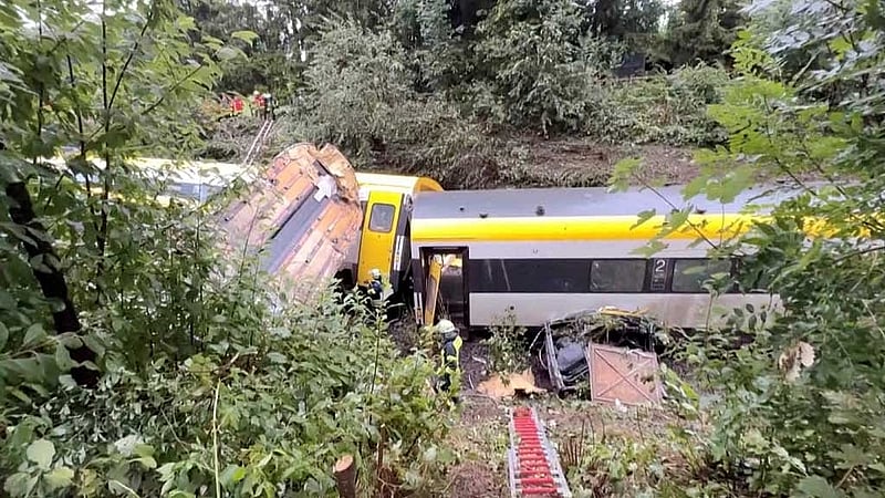 দুর্ঘটনার পর জরুরি বিভাগের কর্মীরা উদ্ধারকাজ শুরু করে। ছবি: রয়টার্স  