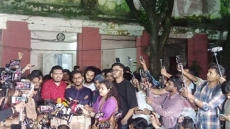 মামলার পর সাংবাদিকদের ব্রিফ করেন বৈষম্যবিরোধী ছাত্র আন্দোলনের সমন্বয়ক মাহিন সরকার।
