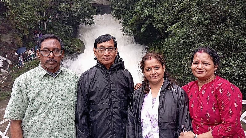 সহযাত্রীদের সঙ্গে লেখক।