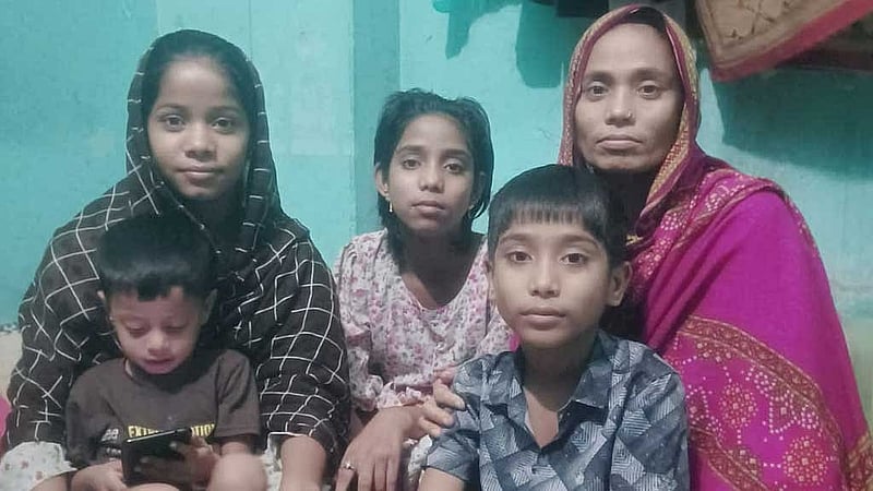 রোজা মনির মা ও ভাইবোনেরা