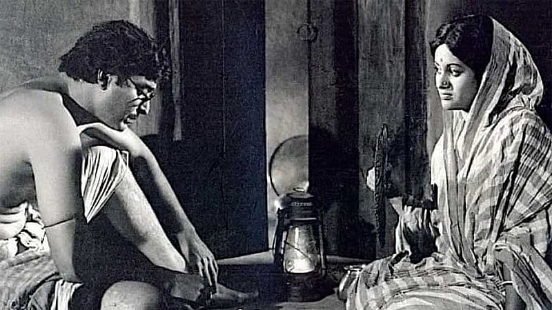 সত্যজিৎ রায়ের ‘অশনি সংকেত’ চলচ্চিত্রের একটি দৃশ্যে ববিতা ও সৌমিত্র চট্টোপাধ্যায়।
