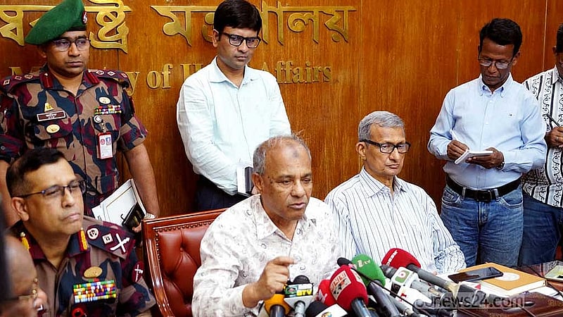 সচিবালয়ে আইনশৃঙ্খলা সংক্রান্ত উপদেষ্টা পরিষদ কমিটির নবম সভার সাংবাদিকদের সামনে আসেন স্বরাষ্ট্র উপদেষ্টা জাহাঙ্গীর আলম চৌধুরী।