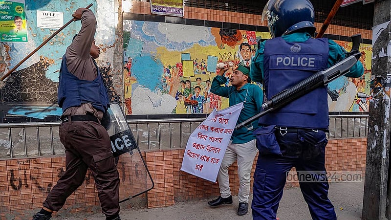 বঙ্গবন্ধু শেখ মুজিবুর রহমানের বাড়ি ভাঙতে সোমবার ধানমন্ডি ৩২ নম্বরে যাওয়া ছাত্র-জনতা পুলিশের সঙ্গে সংঘর্ষে জড়ায়।