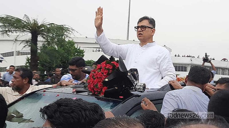 নয় বছর পর গতবছরের ১১ অগাস্ট দেশে ফেরেন সালাহউদ্দিন আহমদ। ফাইল ছবি