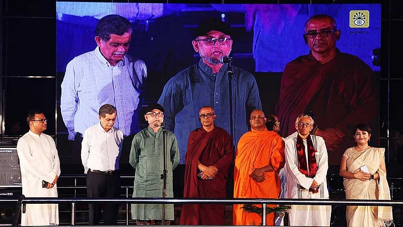 বুদ্ধ পূর্ণিমা উপলক্ষে শনিবার ঢাকায় শিল্পকলা একাডেমির নন্দনমঞ্চে সাংস্কৃতিক উৎসবে বক্তব্য দেন সংস্কৃতি উপদেষ্টা মোস্তফা সরয়ার ফারুকী।