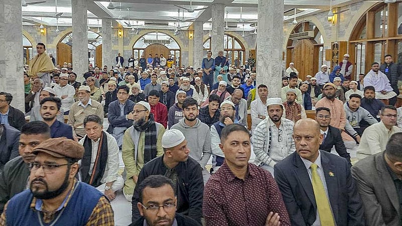 ধানমন্ডি সাত মসজিদে শুক্রবার উপদেষ্টা এ এফ হাসান আরিফের জানাজা অনুষ্ঠিত হয়। ছবি: পিআইডি