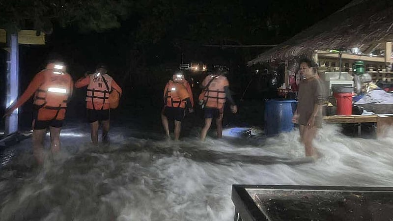 সুপার টাইফুন ফুং-ওং এগিয়ে আসার মুখে কামারিনেস সুরের উপকূলীয় এলাকা থেকে লোকজনকে নিরাপদ স্থানে সরিয়ে নেওয়ার অভিযানে ফিলিপিন্সের কোস্ট গার্ড। ছবি: এক্স 