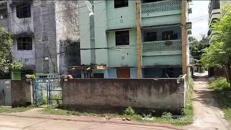 কুষ্টিয়া শহরের কালীশংকরপুর এলাকার সোনাতলা মসজিদের পাশের তিনতলা এ ভবন থেকেই সুব্রত বাইন ও মোল্লা মাসুদকে গ্রেপ্তার করে সেনাবাহিনী।