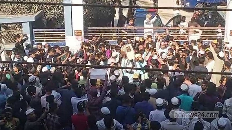মাগুরায় শিশু ধর্ষণের অভিযোগে জড়িতদের শাস্তির দাবিতে ৭ মার্চ থানা ঘেরাও করে বিক্ষোভ দেখায় জনতা।