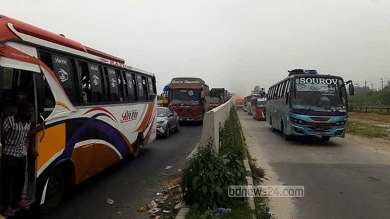 সিরাজগঞ্জের যমুনা সেতু পশ্চিম সংযোগ মহাসড়কে যানবাহনের লম্বা লাইন।