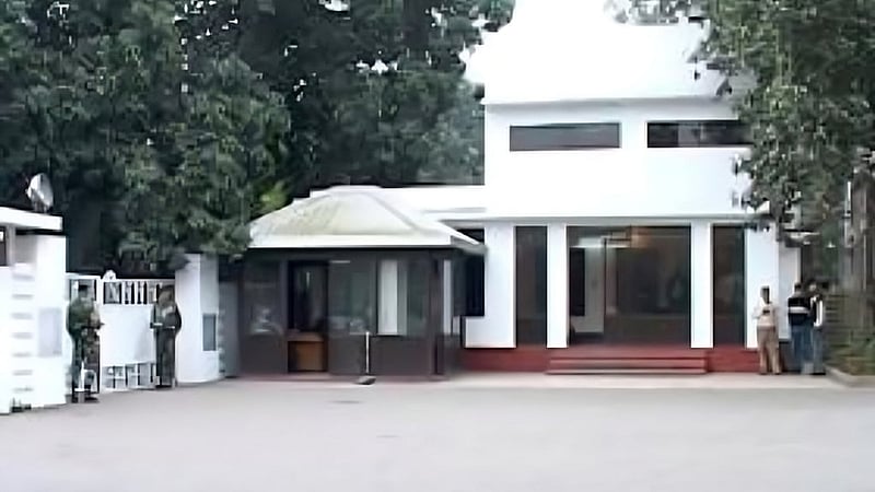 খালেদা জিয়া যখন প্রধানমন্ত্রী ছিলেন, তিনি থাকতেন ঢাকা সেনানিবাসের মঈনুল রোডের ৬ নম্বর বাসায়। শেখ হাসিনার আমলে তাকে ওই বাসা থেকে উৎখাত করা হয়। 
