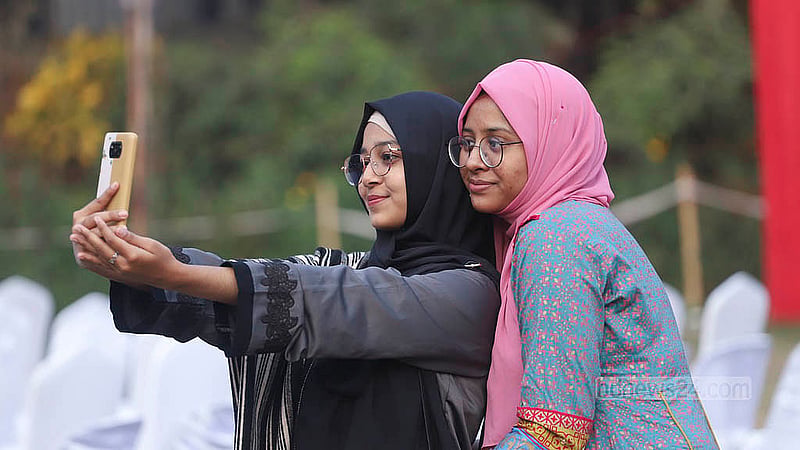 ঢাকা বিশ্ববিদ্যালয়ের ইংরেজি বিভাগ অ্যালামনাই সোসাইটির (ইডাস) পুনর্মিলনীর আয়োজনে বন্ধুর সঙ্গে দেখা হওয়ার ক্ষণ সেলফিতে ধরে রাখছেন তারা।