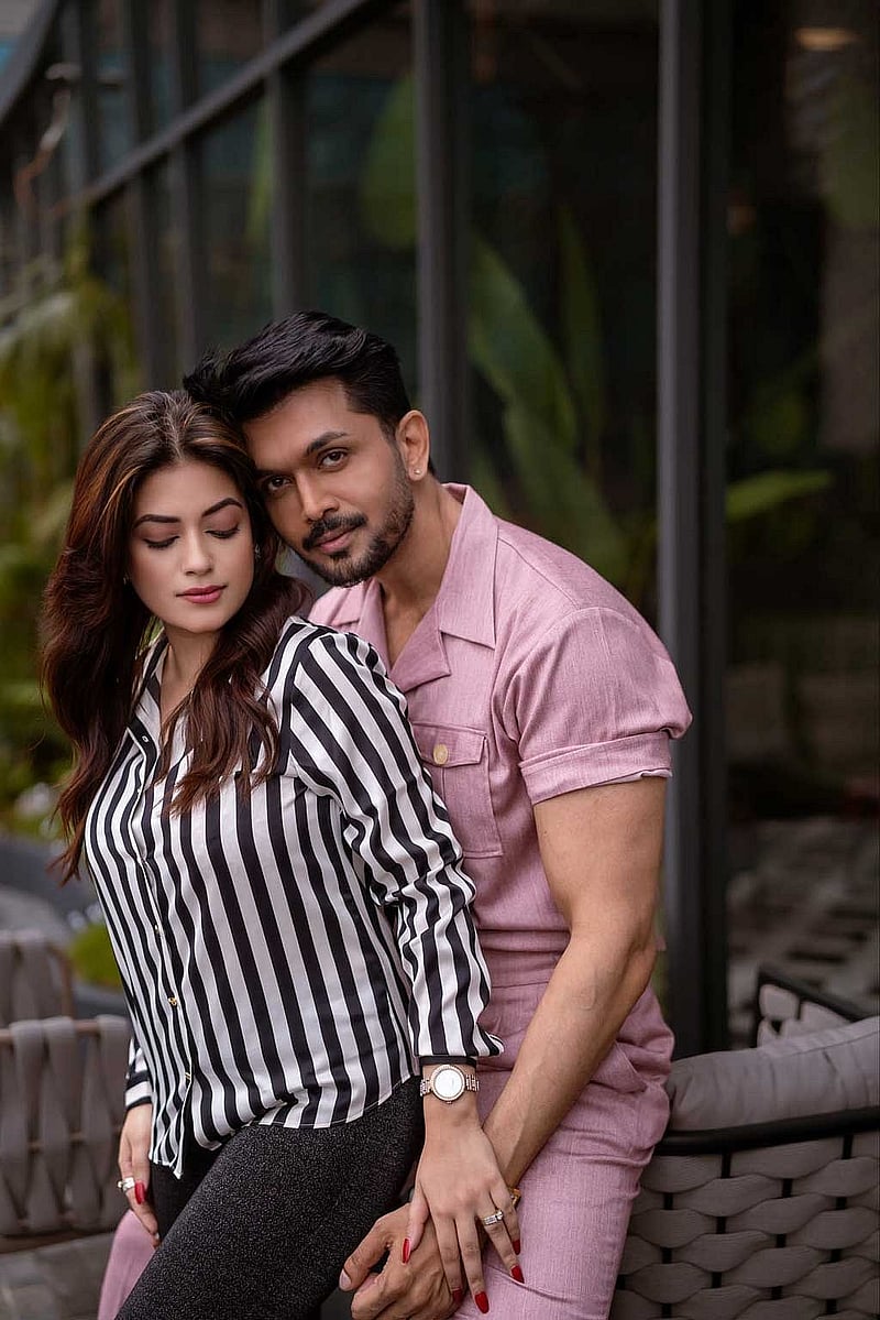 নীলচক্র সিনেমায় নাচের শিক্ষকের চরিত্রে অভিনয় করেছেন মন্দিরা। 